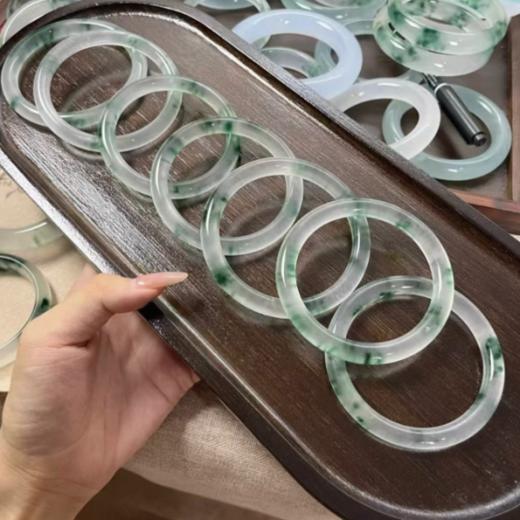 🌻手腕间山水！珀派霖菲 冰种飘花独龙玉石圆条手镯🌟【珀派霖菲飘花独龙玉石圆条手镯】 中国风才是触动灵魂深处的美！！🤩99包邮带全套包装!  商品图0