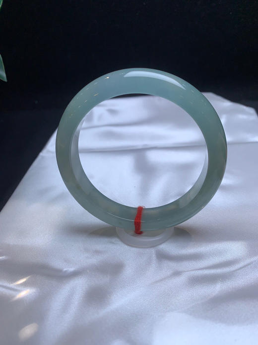 620309，56冰晴底手镯，种水冰透，整条带底色，有光感，整体底子均匀完美 商品图0