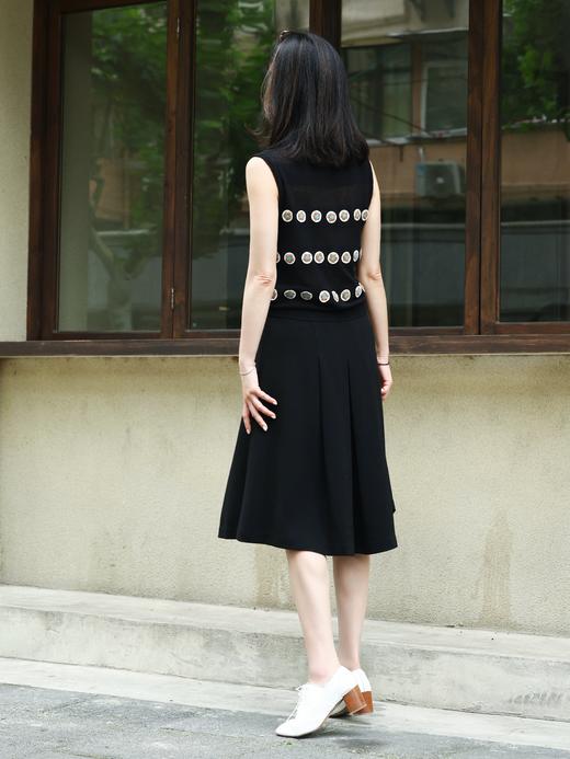 TYNVIE 黑色双排扣褶裥及膝半身裙 商品图11