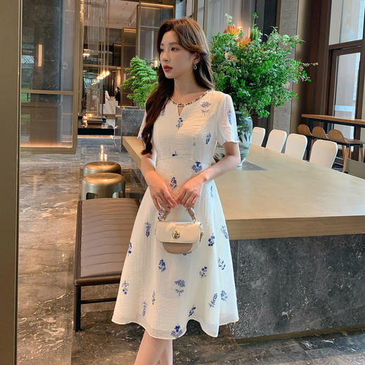 奢姿大码女装2025夏季短袖度假刺绣碎花设计感优雅气质长款连衣裙9952853402 商品图4