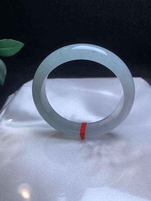 620308，55.5 冰飘花手镯，冰底飘清新细碎的花色，白底的地方起光了，干净秀气， 底妆很均匀 商品图2