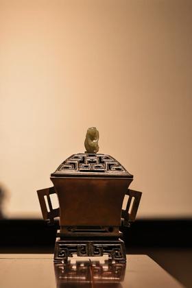 铜+血檀+和田玉香炉