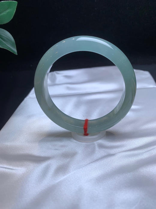 620309，56冰晴底手镯，种水冰透，整条带底色，有光感，整体底子均匀完美 商品图3