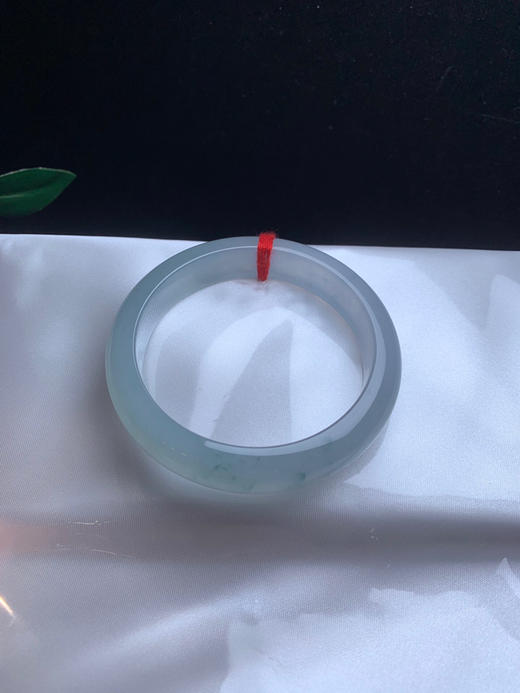 620308，55.5 冰飘花手镯，冰底飘清新细碎的花色，白底的地方起光了，干净秀气， 底妆很均匀 商品图4