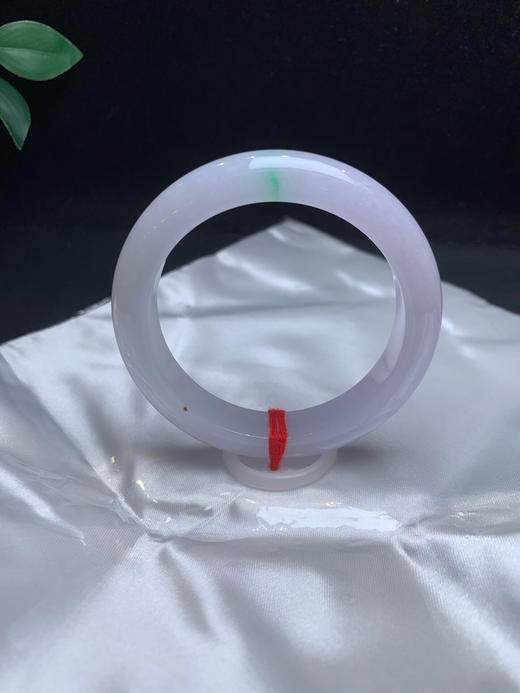 620306，54.8淡春彩手镯，整圈带淡淡的紫，底妆均匀细腻，有二处特色撒金，干净清爽 商品图0