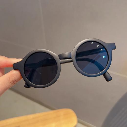 【 潮镜＋镜盒🕶️】超轻可折叠儿童墨镜，宝宝遮阳镜潮，防紫外线防晒，夏日出街秒变小明星✨！ 商品图9