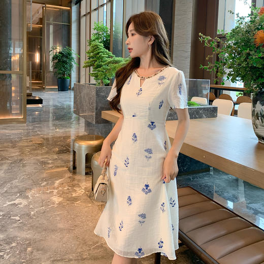 奢姿大码女装2025夏季短袖度假刺绣碎花设计感优雅气质长款连衣裙9952853402 商品图1