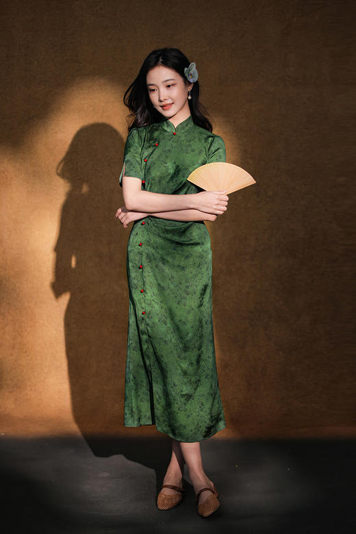 逸红颜明月优选「间寻」🔥19周年店庆宠粉价🔥典雅叠褶侧开衩小鱼尾旗袍，缎面提花，红绿故宫色 商品图12