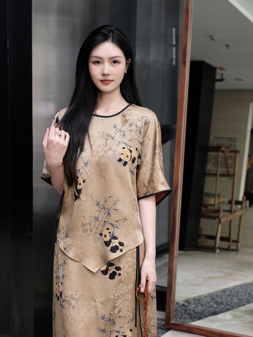 盛唐婧| 香云纱印花熊猫抱竹圆领不规则下摆上衣 商品图5