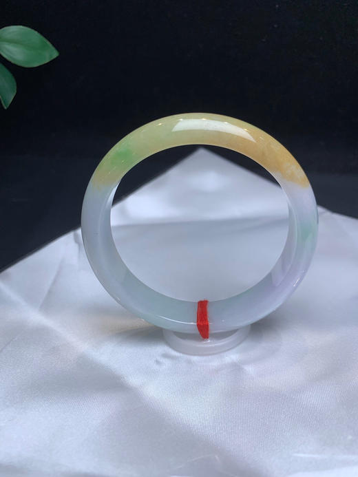 620304，58黄加绿正圈手镯，黄翡飘些清新绿，局部还透些浅紫 商品图0