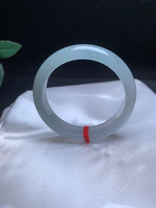 620308，55.5 冰飘花手镯，冰底飘清新细碎的花色，白底的地方起光了，干净秀气， 底妆很均匀 商品图1