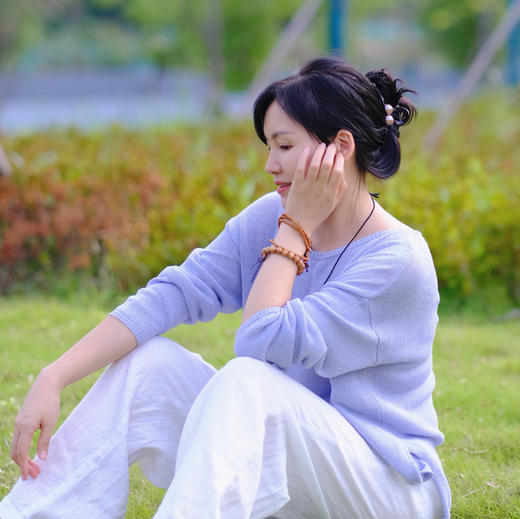 真桃木手串，奕虹合作的山东秋桃基地的老桃木制作，最早的一批桃树进入了老树期 老树基本不会长桃子 伐掉之后的老桃树制作的桃木手串带自然木纹 美观大方 顺丰发货 商品图0