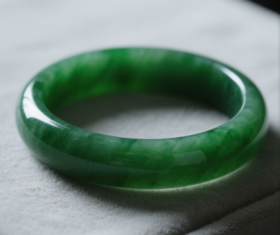 翡翠手镯：腕间一抹烟霞，藏尽东方雅韵