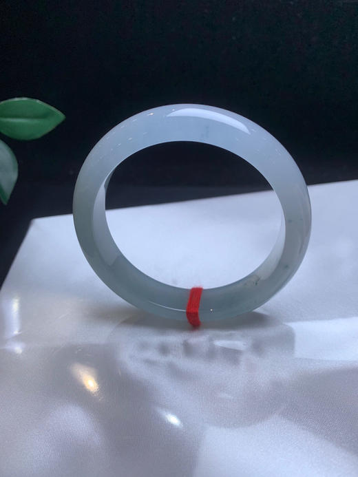 620308，55.5 冰飘花手镯，冰底飘清新细碎的花色，白底的地方起光了，干净秀气， 底妆很均匀 商品图3