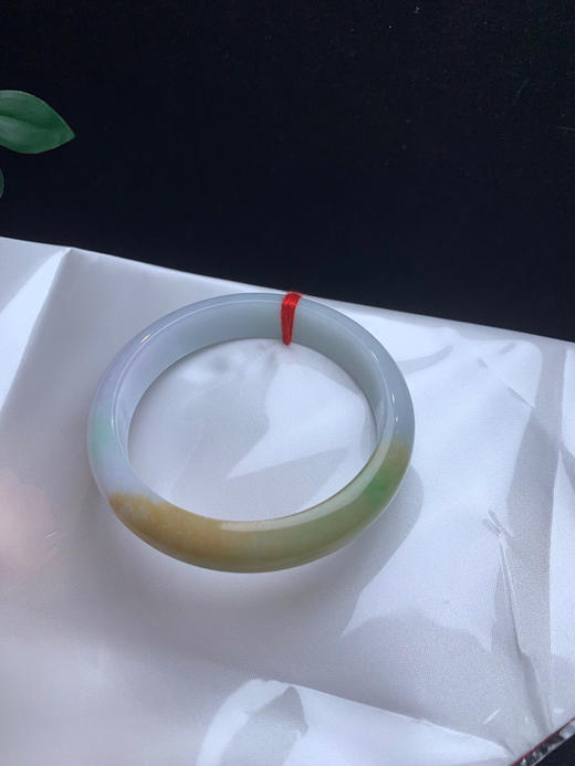 620304，58黄加绿正圈手镯，黄翡飘些清新绿，局部还透些浅紫 商品图5