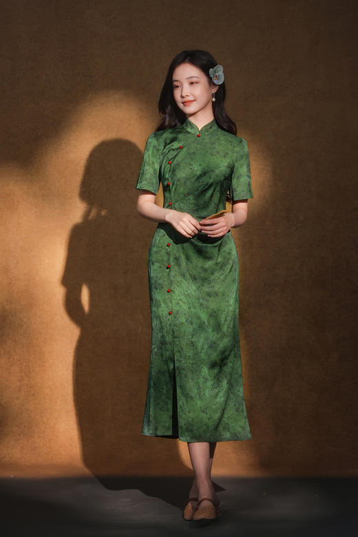 逸红颜明月优选「间寻」🔥19周年店庆宠粉价🔥典雅叠褶侧开衩小鱼尾旗袍，缎面提花，红绿故宫色 商品图14