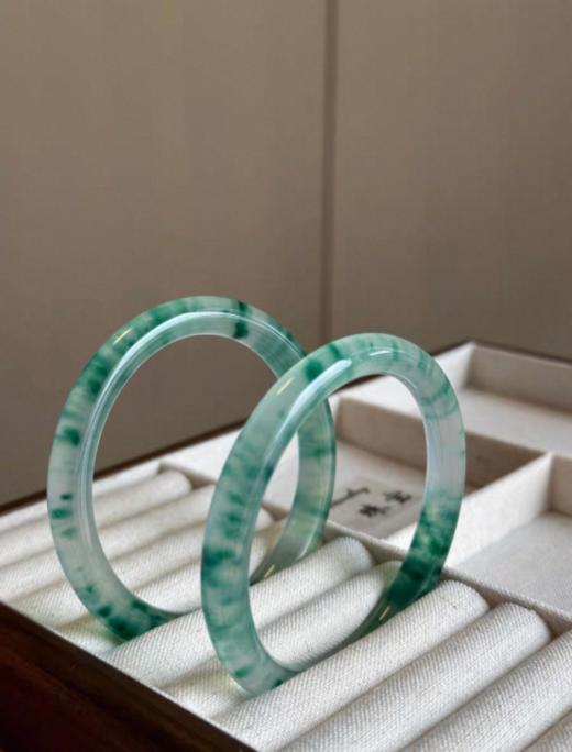 🌻手腕间山水！珀派霖菲 冰种飘花独龙玉石圆条手镯🌟【珀派霖菲飘花独龙玉石圆条手镯】 中国风才是触动灵魂深处的美！！🤩99包邮带全套包装!  商品图3