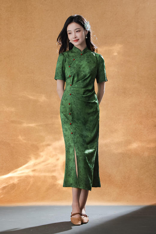 逸红颜明月优选「间寻」🔥19周年店庆宠粉价🔥典雅叠褶侧开衩小鱼尾旗袍，缎面提花，红绿故宫色 商品图6