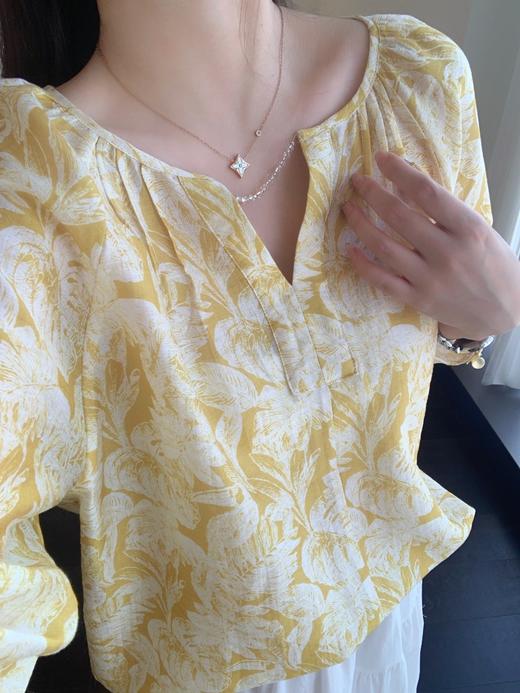 超显白小V领钻链时髦氛围感亚麻印花显瘦薄衫 商品图10