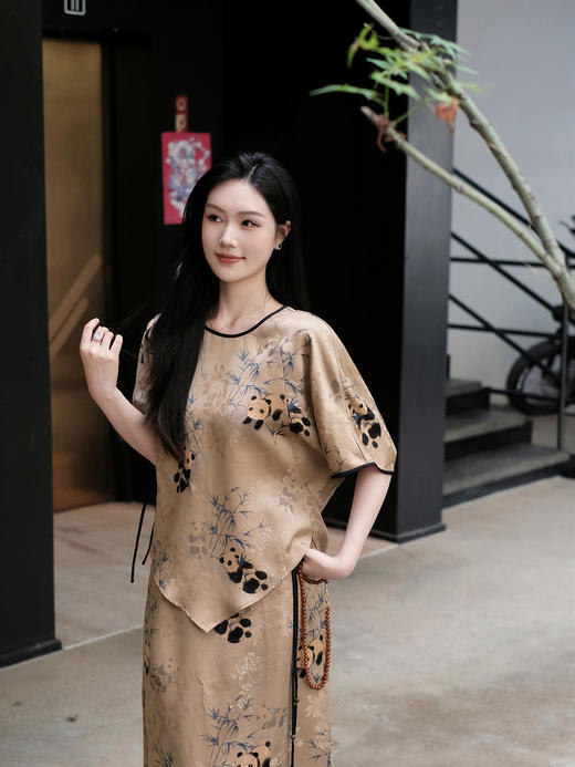 盛唐婧| 香云纱印花熊猫抱竹圆领不规则下摆上衣 商品图6