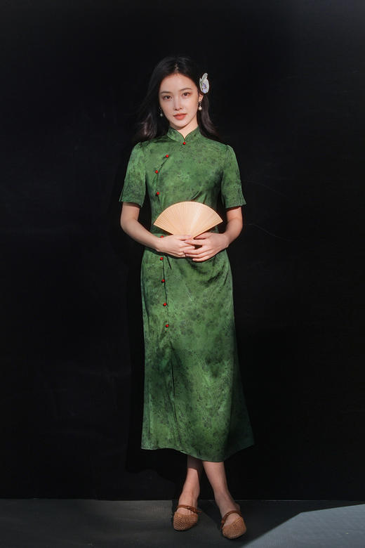 逸红颜明月优选「间寻」🔥19周年店庆宠粉价🔥典雅叠褶侧开衩小鱼尾旗袍，缎面提花，红绿故宫色 商品图4