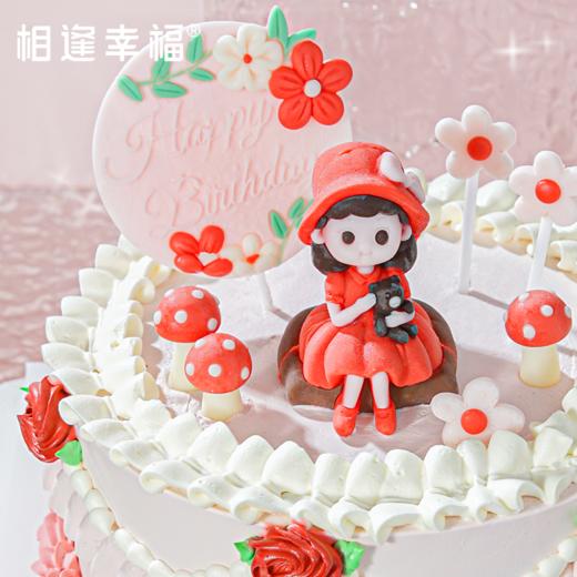 【甜心奇遇蛋糕】可爱的小红帽手抱着小熊，安静又甜美，仿佛在诉说着一段纯真的故事。周围点缀着娇艳的玫瑰，散发着浪漫的气息，还有那俏皮的蘑菇，宛如童话里的小精灵，增添了几分奇幻色彩（可选1/2磅) 商品图1