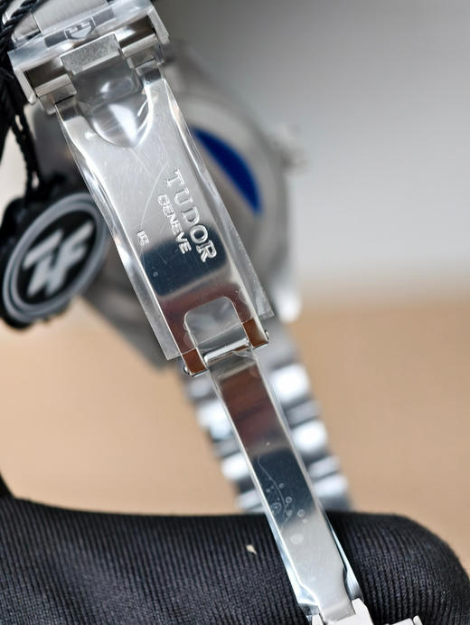 『noobobfficail』ZF野心勃勃，复古到底。帝舵全新碧湾1958型GMT款“COKE圈”腕表
表壳延续了1958型经典的39毫米尺寸，厚度也相较于其他系列表款缩减了将近2毫米❕❕❕ 商品图4