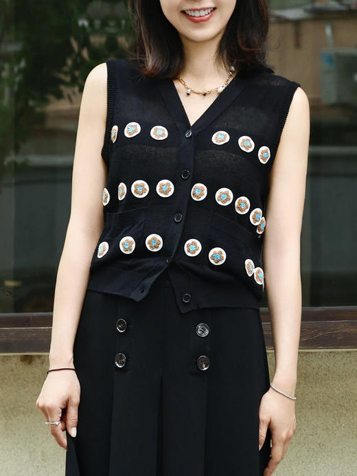 TYNVIE 花卉钩编贴花透视针织背心 - 黑色 商品图1