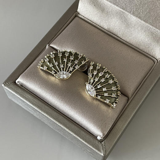 “韵起东方”伞形耳钉 商品图1