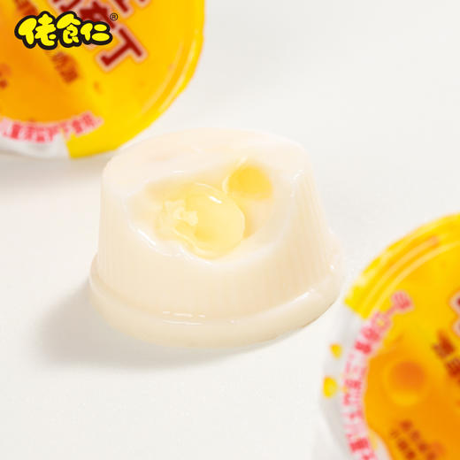 【佬食仁芝士牛奶布丁】采用进口新西兰奶粉，打开就能闻到浓浓的奶香味，在搭配芝士与脆啵啵， 吃起来酸酸甜甜的，脆啵啵QQ弹弹的，每个还搭配了小勺子，一盒20杯，极具性价比 商品图5
