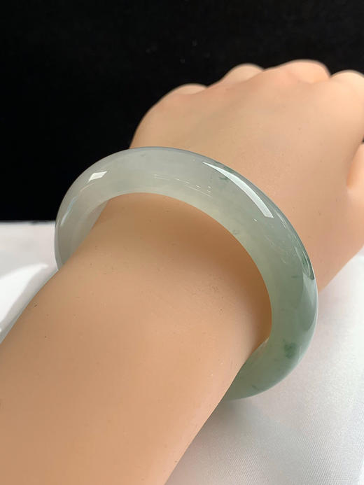 620324，54圈口，糯冰飘花正圈平安镯，半截晴底飘花半截白底，1/3截部位种水冰透有光，条形厚装，水润细腻 商品图5