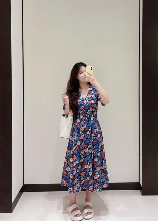 棉弹印花细布中长款连衣裙 裹裙式V领连衣裙 腰带设计 V领视觉拉长颈部线条 膝下5cm黄金分割 恰到好处的裙长 行走的优雅时光 商品图8