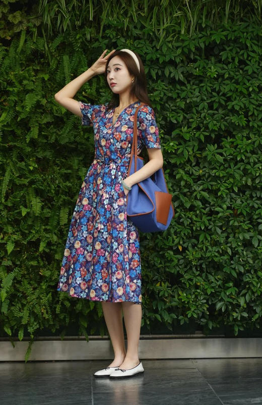 棉弹印花细布中长款连衣裙 裹裙式V领连衣裙 腰带设计 V领视觉拉长颈部线条 膝下5cm黄金分割 恰到好处的裙长 行走的优雅时光 商品图4