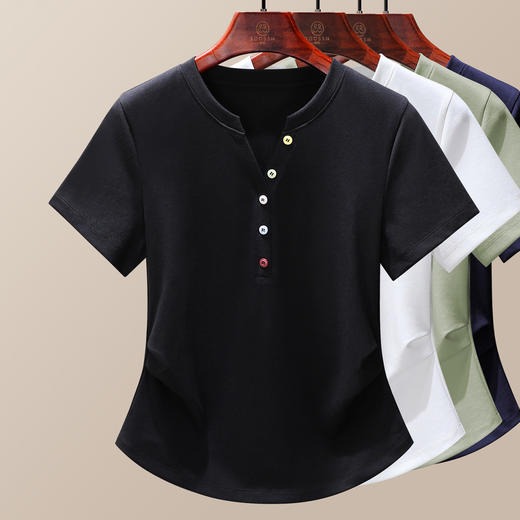 「自」全新升级【铂金会员109/天猫139/差价30】(45431)洛诗琳简约彩色纽扣T恤2025年夏季高级感修身显瘦减龄上衣45431 商品图1