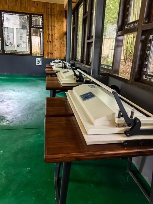 1人成团【都江堰-熊猫有约一日研学】走进大熊猫别墅，“熊猫青团”非遗造纸术，化身熊猫营养师，制作熊猫窝窝头，含大熊猫荣誉证书 商品图6