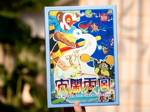 《上海美影经典动画故事》礼盒版（全26册）【超多精美赠礼】 赠1：  500片拼图， 赠2：  4本动画手翻书， 赠3：  1个木制冰箱贴（附赠两张双面亚克力替换卡）， 赠4：  1张票根形状书签， 商品图8
