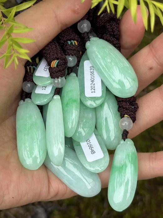 【直播大场福利】天然翡翠 糯冰绿底福瓜 吊坠 福气满满 随机发货 含证书 商品图3