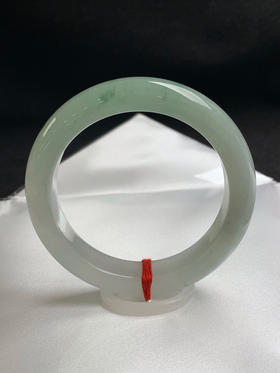 620324，54圈口，糯冰飘花正圈平安镯，半截晴底飘花半截白底，1/3截部位种水冰透有光，条形厚装，水润细腻