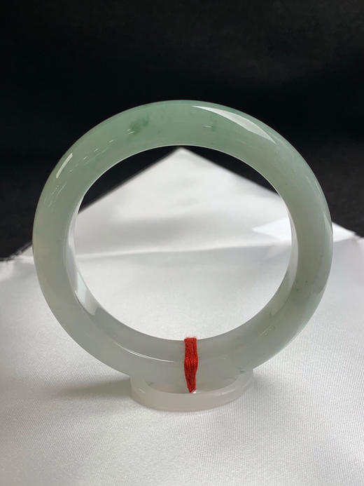 620324，54圈口，糯冰飘花正圈平安镯，半截晴底飘花半截白底，1/3截部位种水冰透有光，条形厚装，水润细腻 商品图0