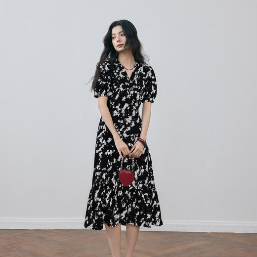 【严选】诗凡黎诗凡黎浪漫围裹式V领碎花连衣裙2025夏新款法式泡泡袖优雅小黑裙7G6490921 商品图1