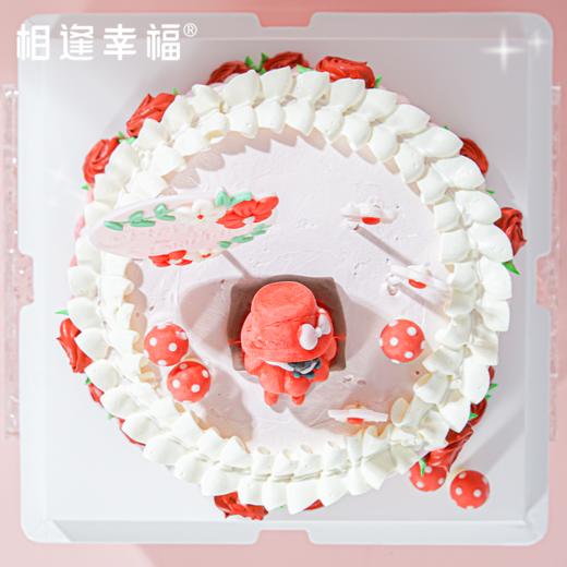 【甜心奇遇蛋糕】可爱的小红帽手抱着小熊，安静又甜美，仿佛在诉说着一段纯真的故事。周围点缀着娇艳的玫瑰，散发着浪漫的气息，还有那俏皮的蘑菇，宛如童话里的小精灵，增添了几分奇幻色彩（可选1/2磅) 商品图3