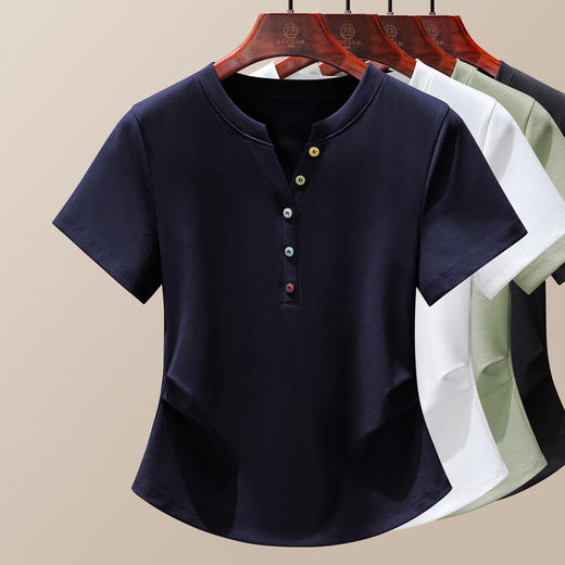 「自」全新升级【铂金会员109/天猫139/差价30】(45431)洛诗琳简约彩色纽扣T恤2025年夏季高级感修身显瘦减龄上衣45431 商品图3