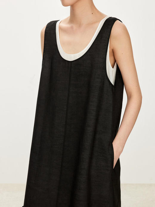 苎麻双层拼色两件套 极简风层次感2件套U领连衣裙 老钱风造型 苎麻面料 垂感十足 细支纱线高密织 叠穿美观不透 拆分穿简约有气质 双层U领设计 商品图5