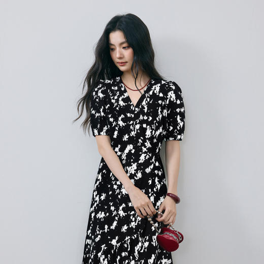 【严选】诗凡黎诗凡黎浪漫围裹式V领碎花连衣裙2025夏新款法式泡泡袖优雅小黑裙7G6490921 商品图4