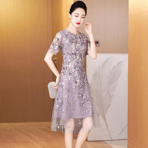 LC 2526大码收腰软纱中裙修身显瘦高档蕾丝连衣裙 商品图2