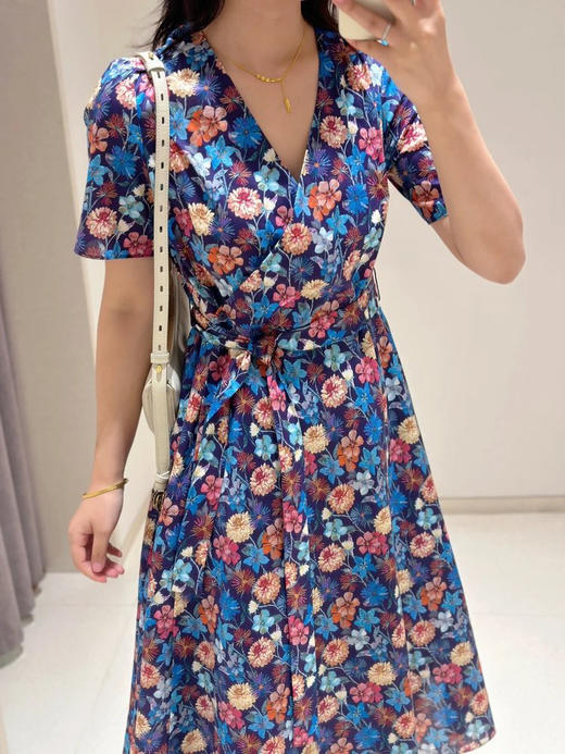 棉弹印花细布中长款连衣裙 裹裙式V领连衣裙 腰带设计 V领视觉拉长颈部线条 膝下5cm黄金分割 恰到好处的裙长 行走的优雅时光 商品图6