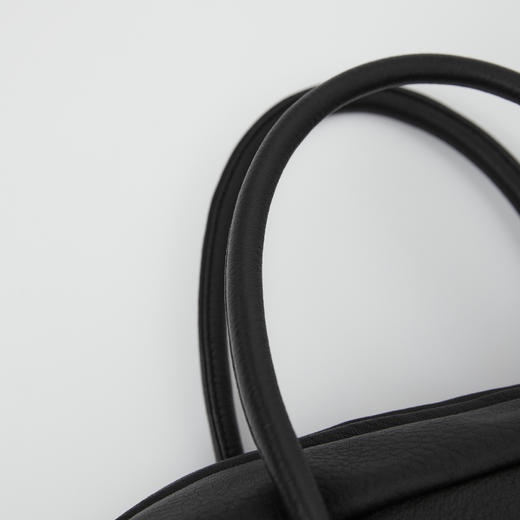 ROMI STUDIO“简约复古”全粒面头层羊皮黑色方形手提包 RWCLP31952【发货时间25-30天】 商品图2