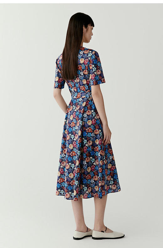 棉弹印花细布中长款连衣裙 裹裙式V领连衣裙 腰带设计 V领视觉拉长颈部线条 膝下5cm黄金分割 恰到好处的裙长 行走的优雅时光 商品图3