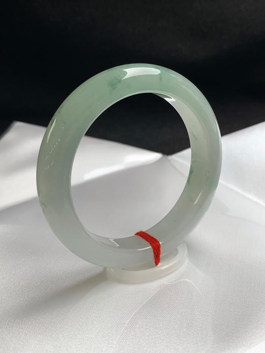 620324，54圈口，糯冰飘花正圈平安镯，半截晴底飘花半截白底，1/3截部位种水冰透有光，条形厚装，水润细腻 商品图1