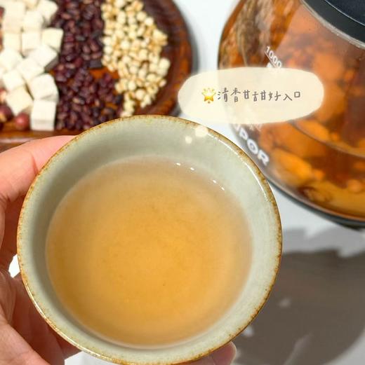 【山药茯苓味舒茶】以山药、茯苓为核心成分，搭配薏米、芡实、赤小豆等食材制成的养生茶饮，纯谷物清香!柴火土灶蒸制!三 蒸三晒一翻炒，配料表干干净净!好喝无负担 清香甘甜好入口 商品图3